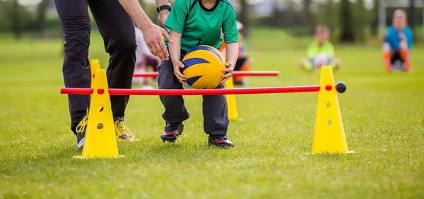 K联赛球队浦项铁人官方社媒账号发布公告称，球队中...